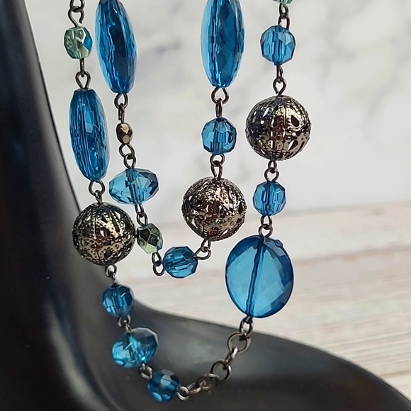 CLEAR BLUE FACETED BEADED FASHION NECKLACE - Picture 3 of 7